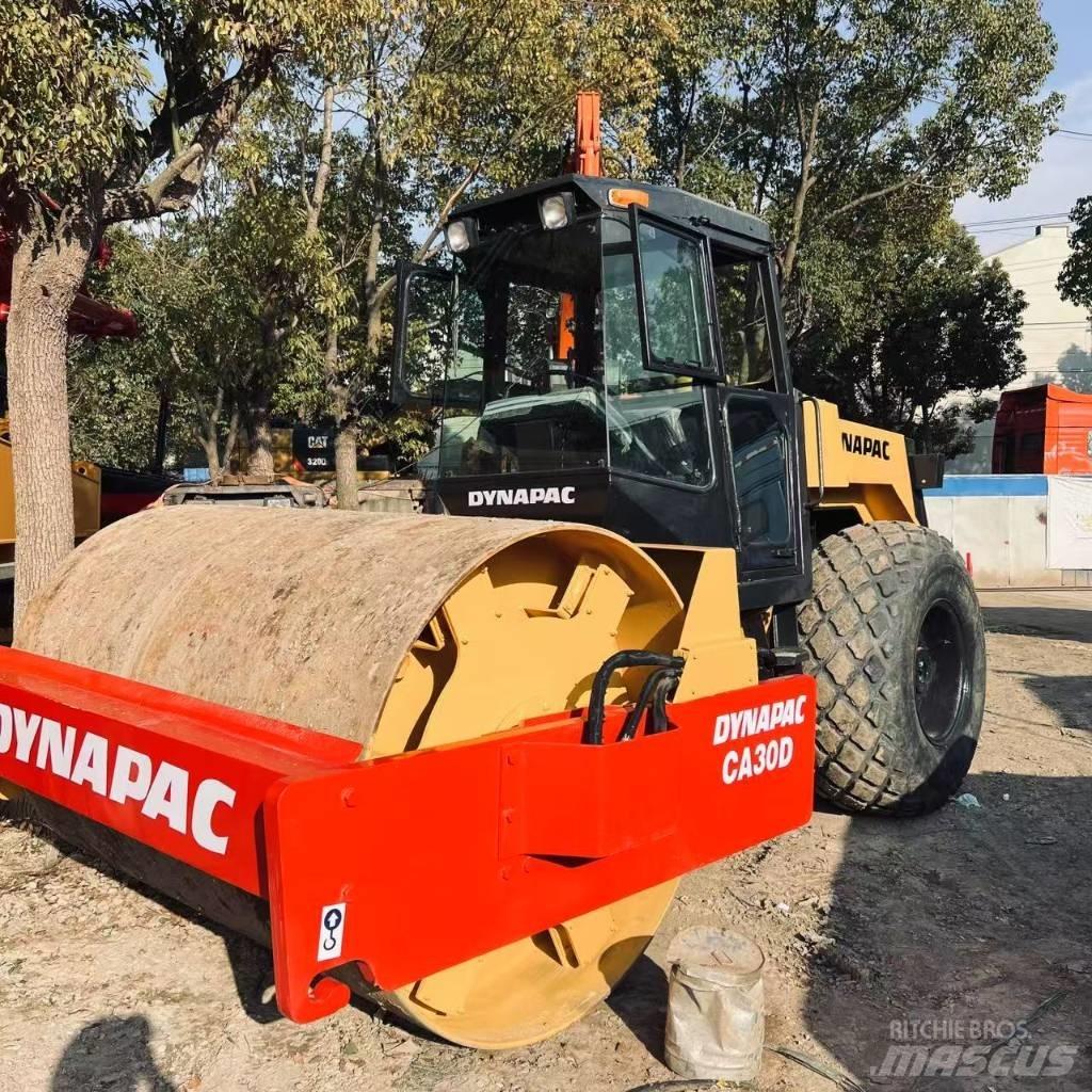 Dynapac CA30D Valjci sa jednim bubnjem
