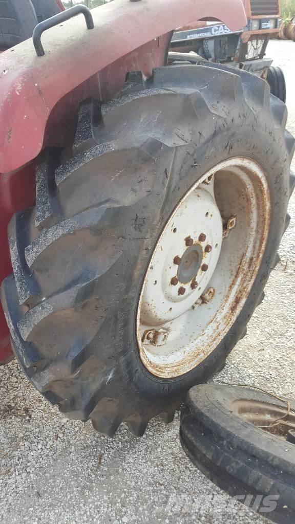 Pneus 12.4-28 Gume, točkovi i felne