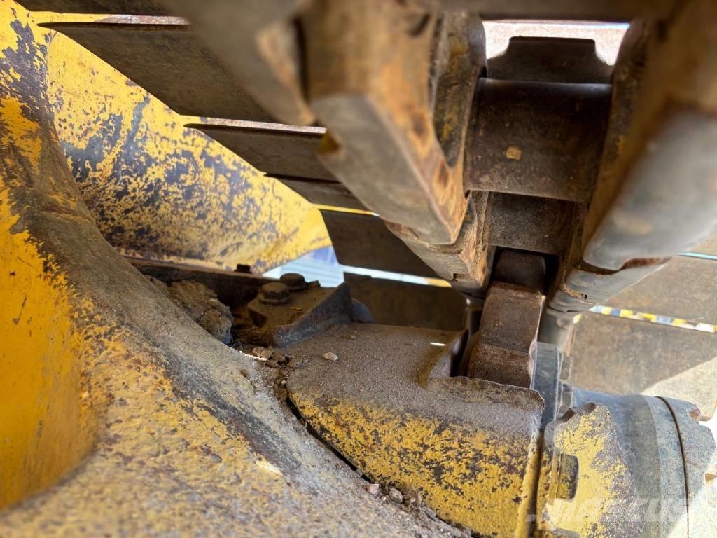 Komatsu D37 PX-23 Buldožeri guseničari