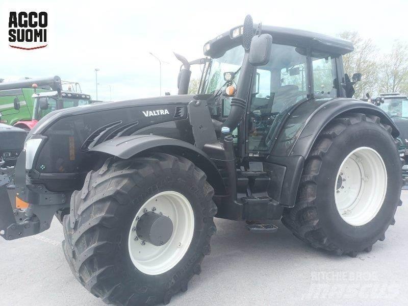 Valtra T213 VERSU Traktori