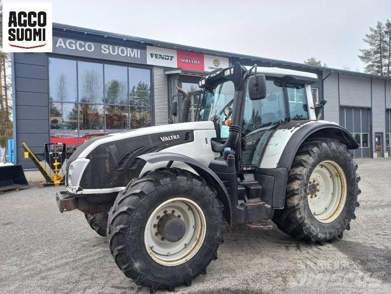 Valtra T213 VERSU Traktori