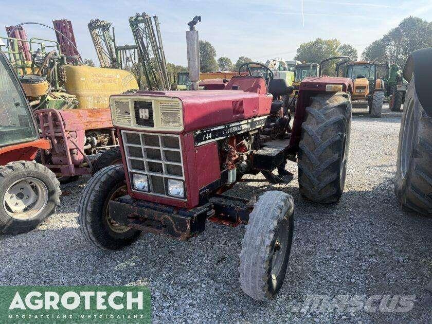 International 724 Traktori