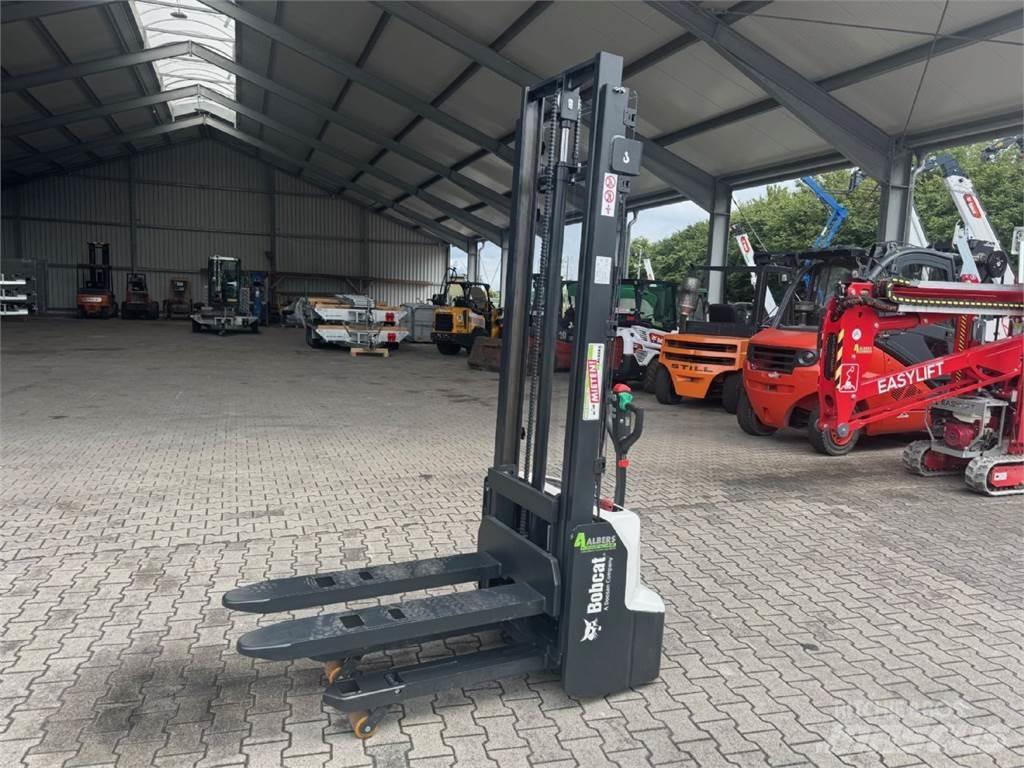 Bobcat LSM12N-7 i Ručni električni viljuškar
