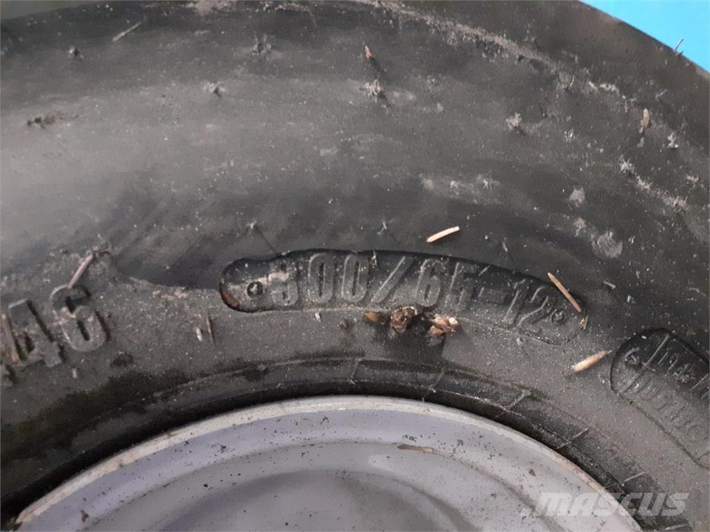  12 300/65-12 Gume, točkovi i felne