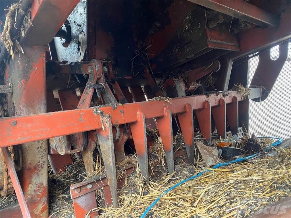 Hesston 4800 Prese/balirke za četvrtaste bale