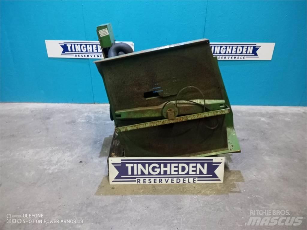 John Deere 1075 Kabine i unutrašnjost