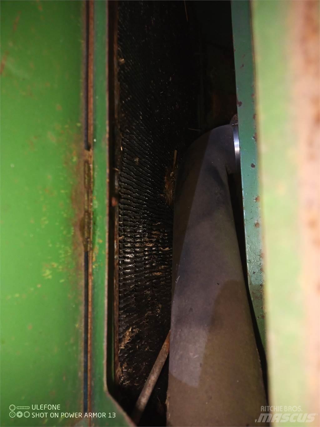 John Deere 1075 Kabine i unutrašnjost