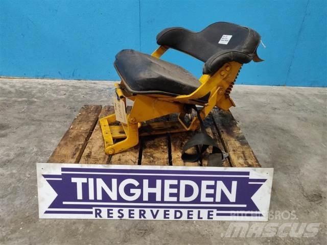 John Deere 310 Kabine i unutrašnjost