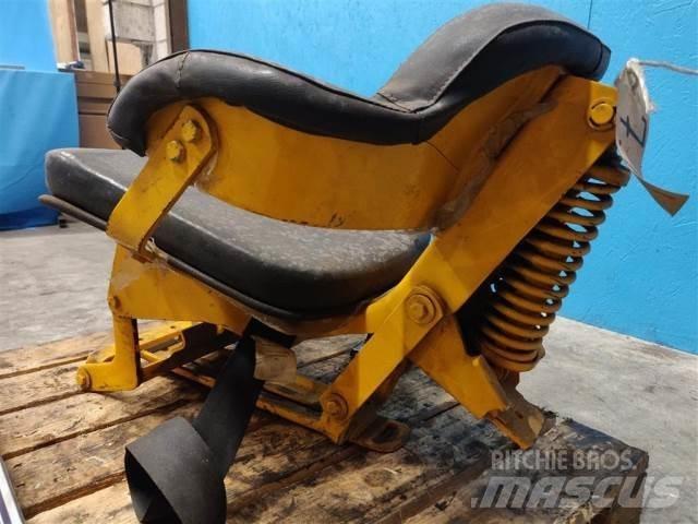 John Deere 310 Kabine i unutrašnjost