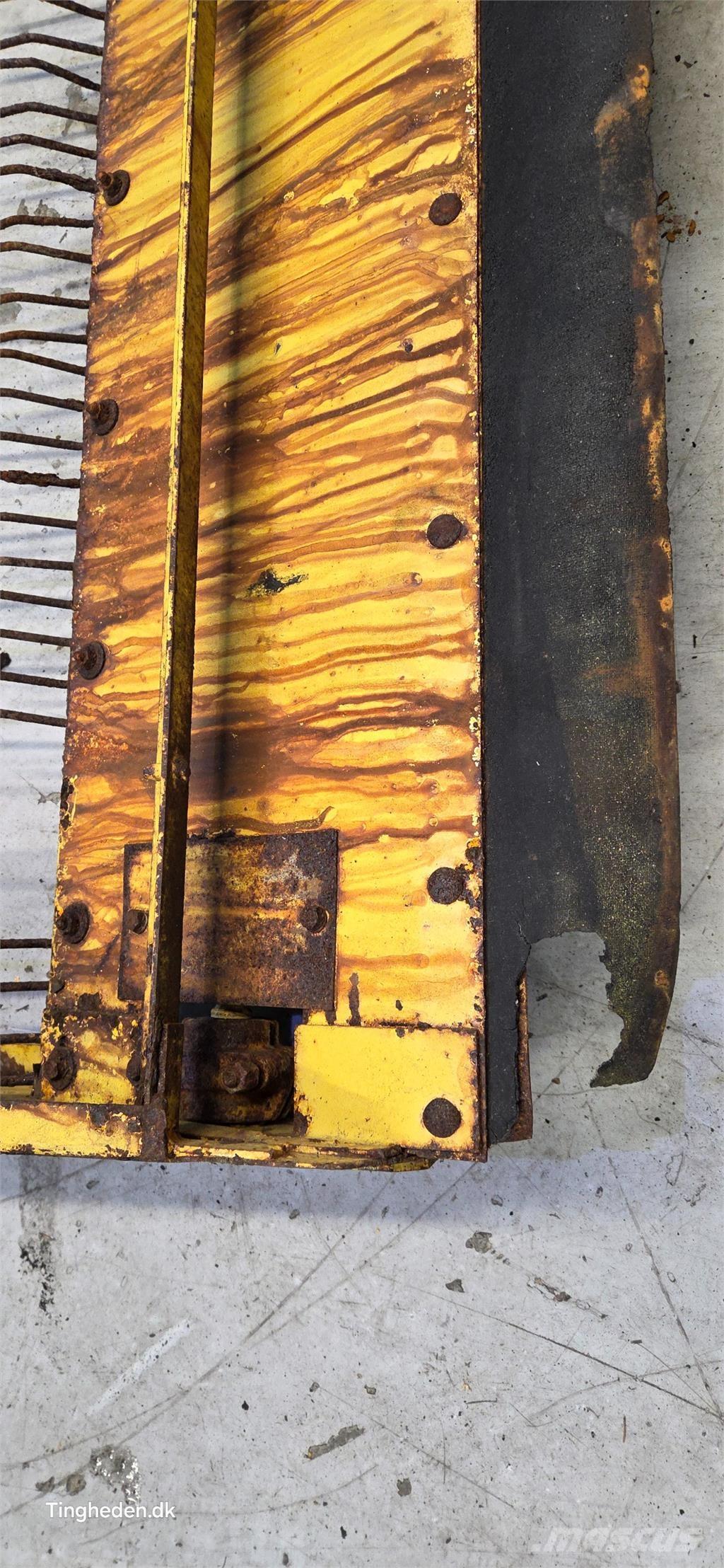 New Holland 1550 Posipači soli i peska