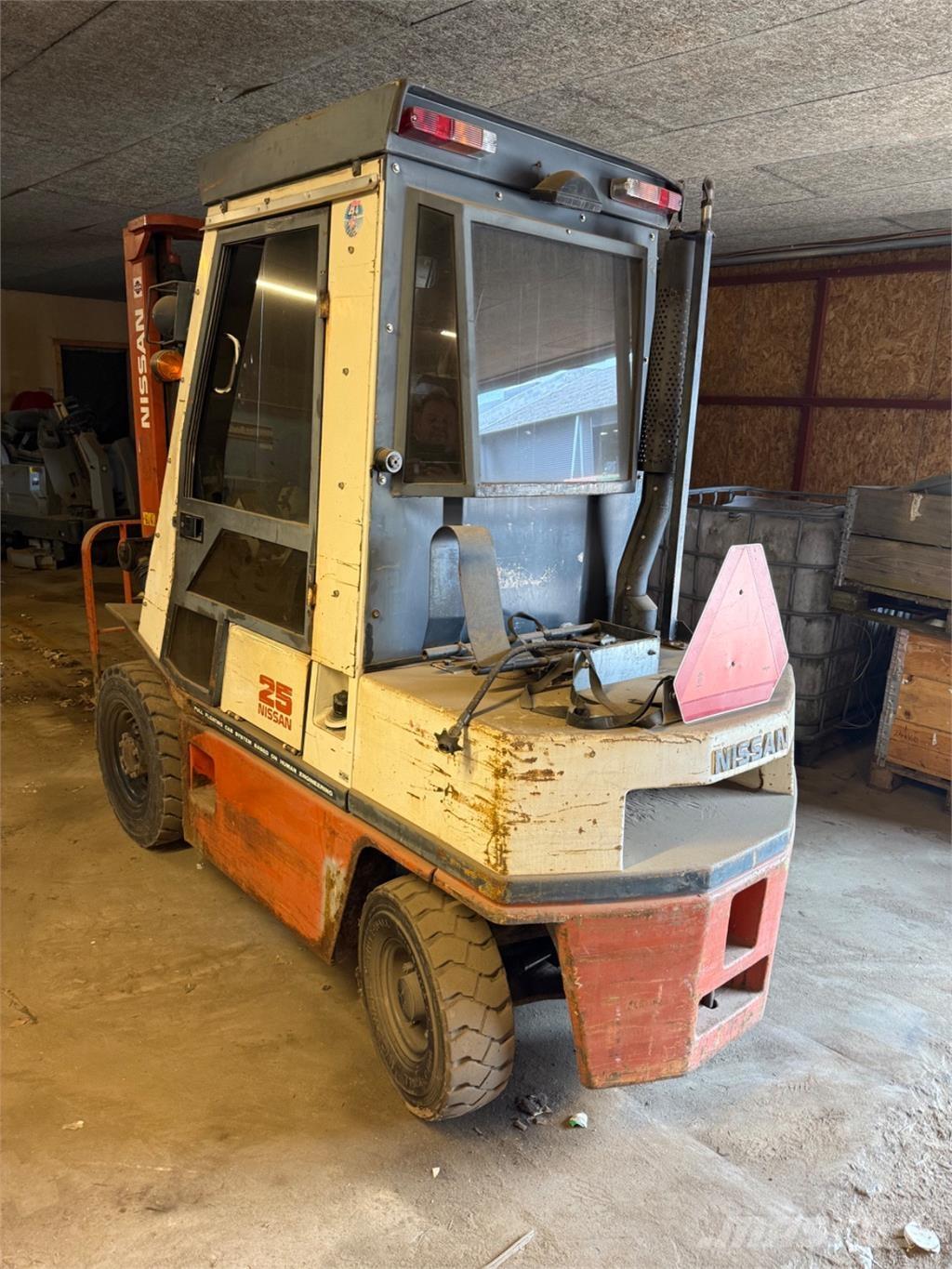 Nissan FG25 Plinski viljuškari