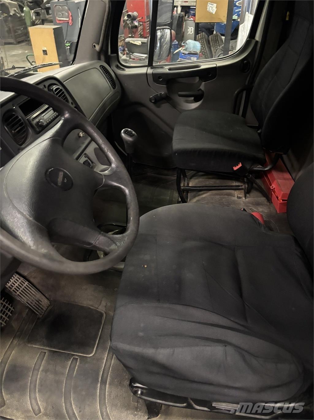 Freightliner M2 106 Kamioni sa otvorenim sandukom