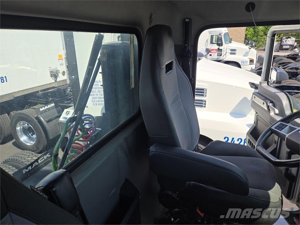 Mack AN64T Tegljači