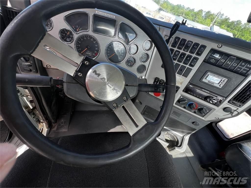 Mack CXU613 Tegljači