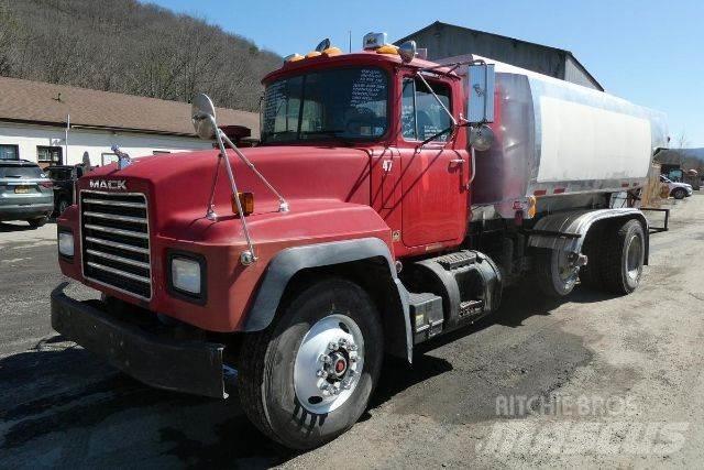 Mack RD690P Kamioni cisterne