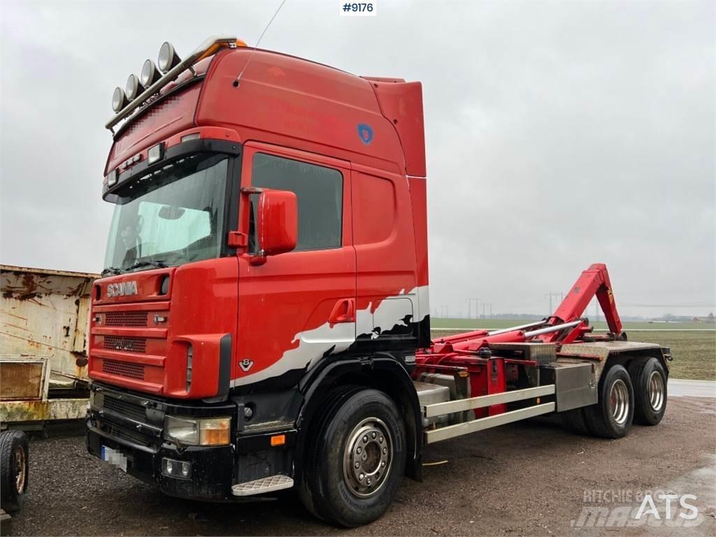 Scania R144GB6X4NA530 Rol kiper kamioni sa kukom za podizanje tereta