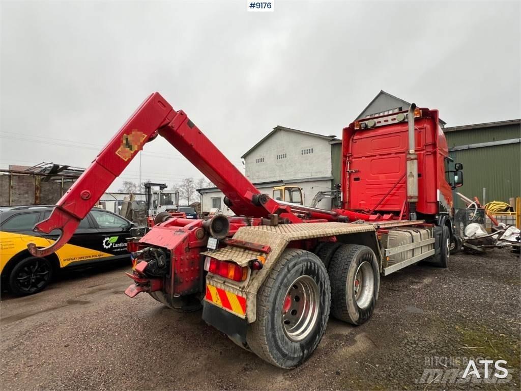 Scania R144GB6X4NA530 Rol kiper kamioni sa kukom za podizanje tereta