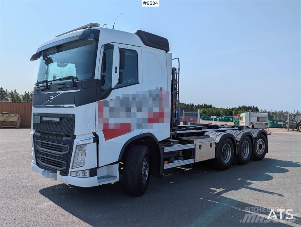 Volvo FH 84TR Rol kiper kamioni sa kukom za podizanje tereta