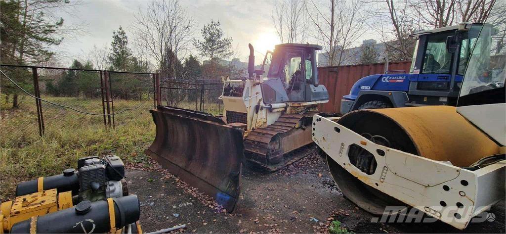 Komatsu D61PX-12 Buldožeri guseničari