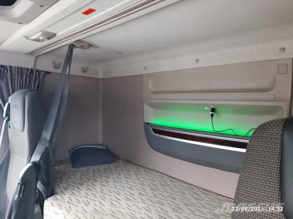 DAF XF 510 Rol kiper kamioni sa kukom za podizanje tereta