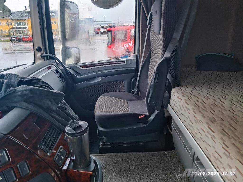 DAF XF 510 Rol kiper kamioni sa kukom za podizanje tereta