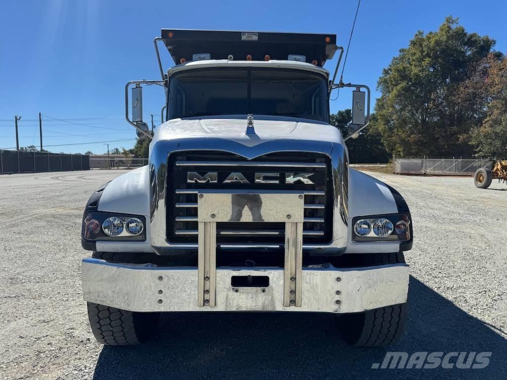 Mack GU713 Kiperi kamioni