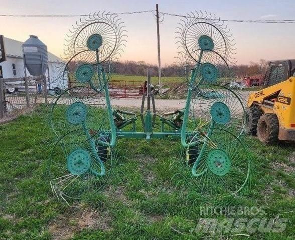 John Deere 702 Okretači i sakupljači sena