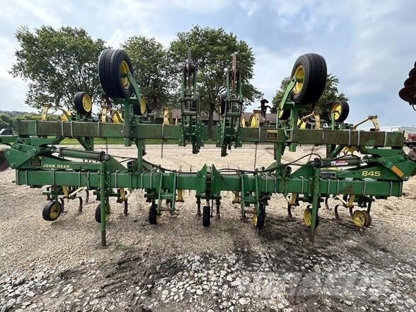 John Deere 845 Međuredni kultivatori