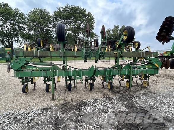 John Deere 845 Međuredni kultivatori