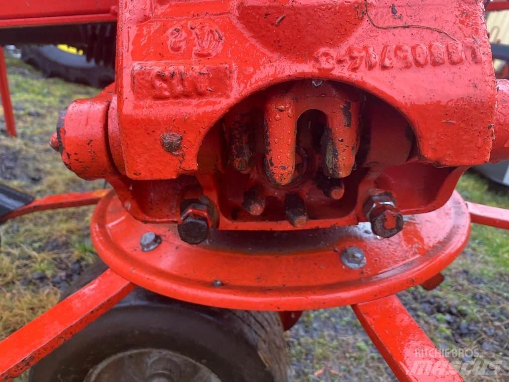 Kuhn GF8702 Okretači i sakupljači sena