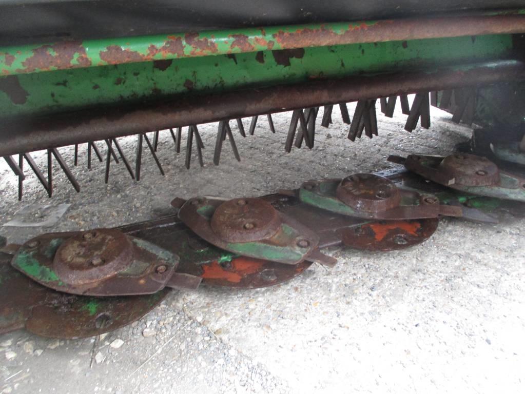John Deere 324 A Uređaji za kosačice
