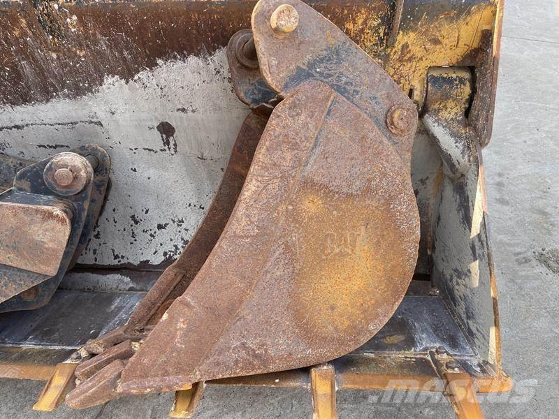 CAT 428 F Rovokopači