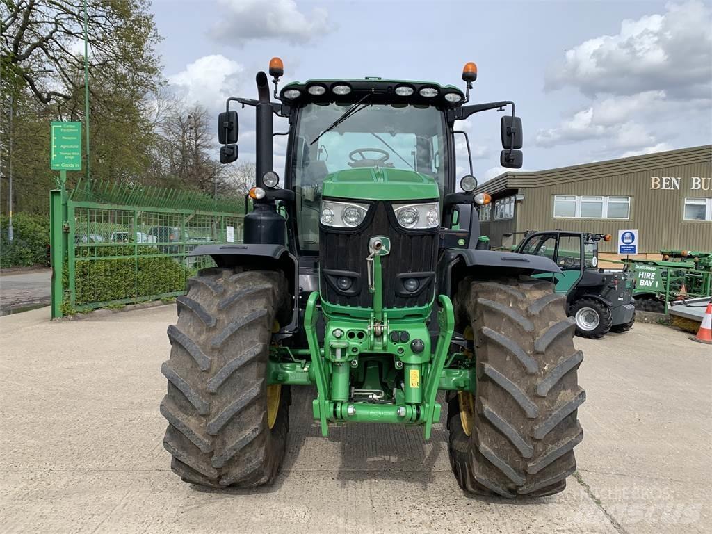 John Deere 6215R Traktori