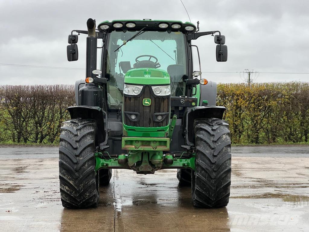 John Deere 6215R Traktori