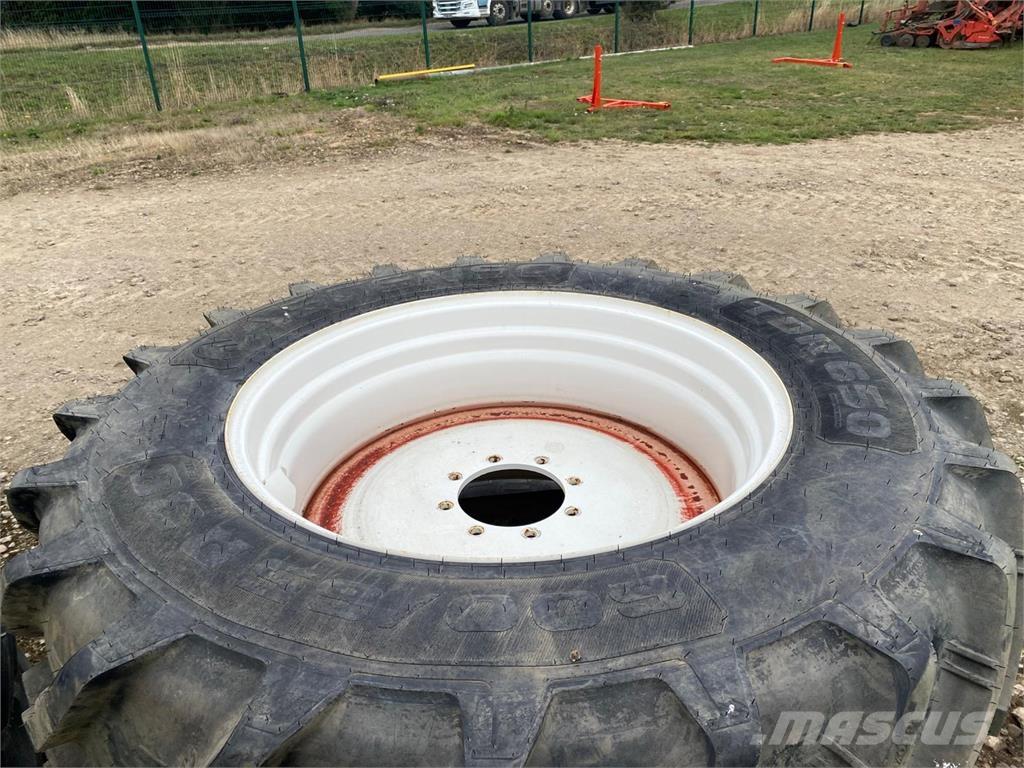 Kuhn 600/65R38 Gume, točkovi i felne