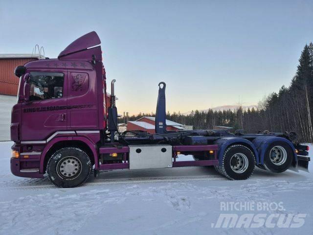 Scania R 560 Rol kiper kamioni sa kukom za podizanje tereta
