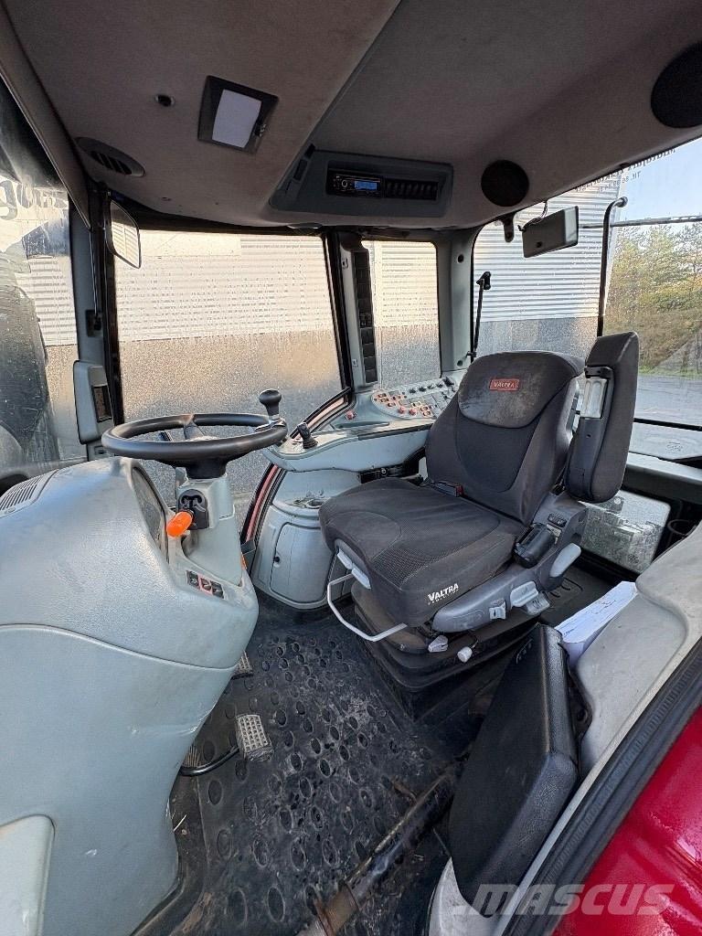 Valtra N 143 Traktori