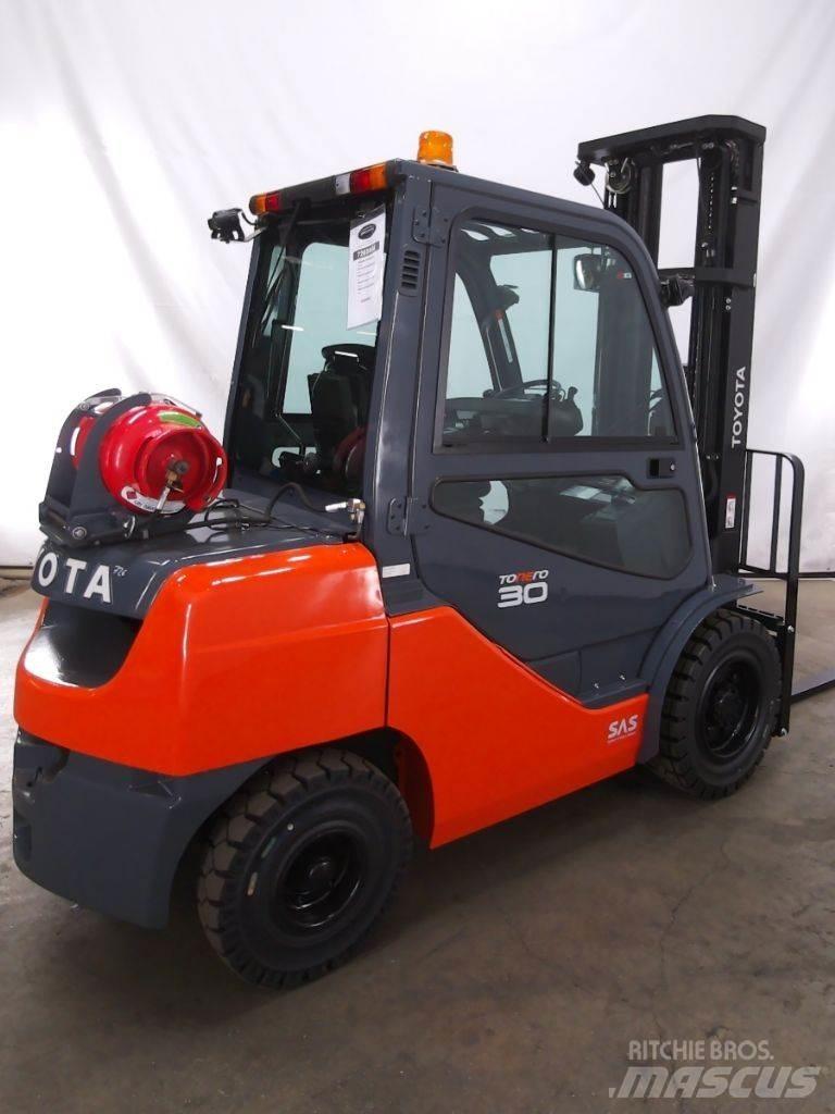 Toyota 02-8FGF30 Plinski viljuškari
