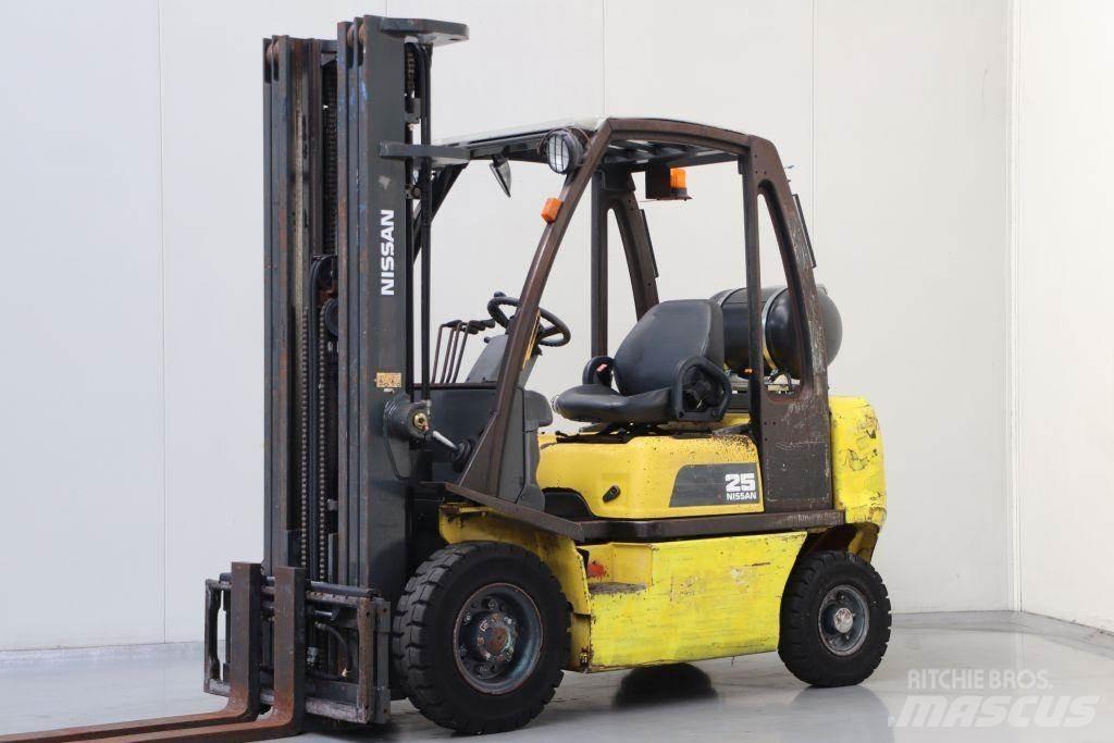 Nissan UD02A25PQ Plinski viljuškari
