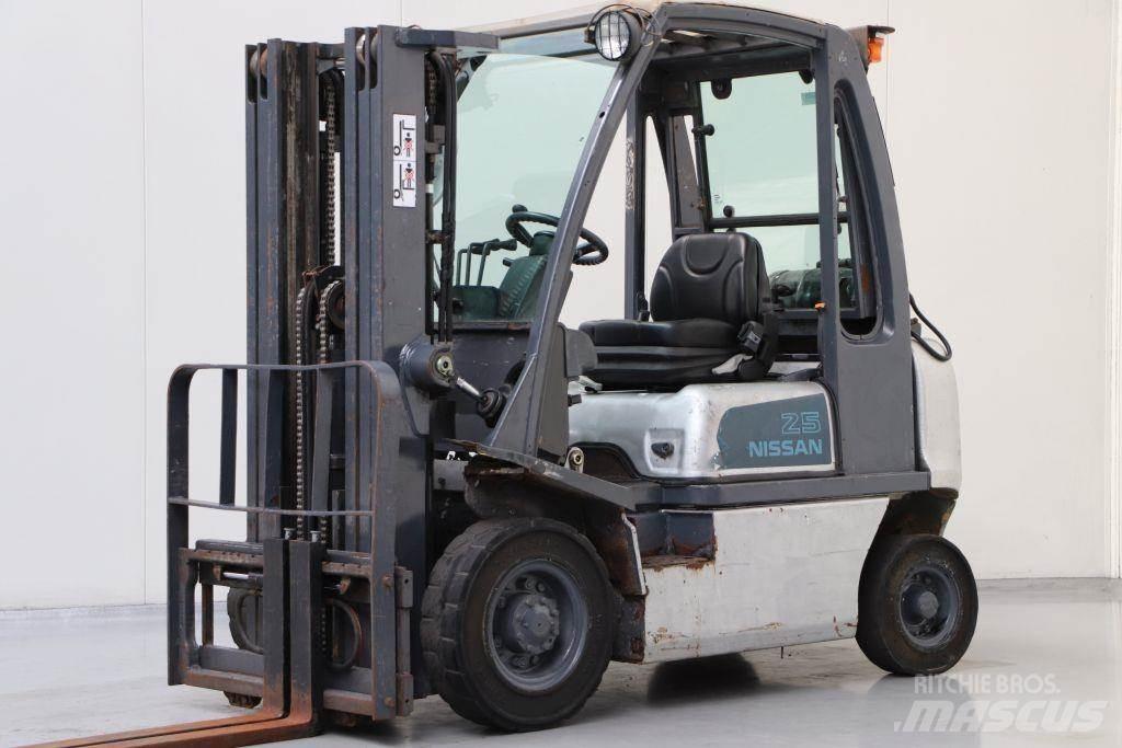 Nissan UD02A25PQ Plinski viljuškari