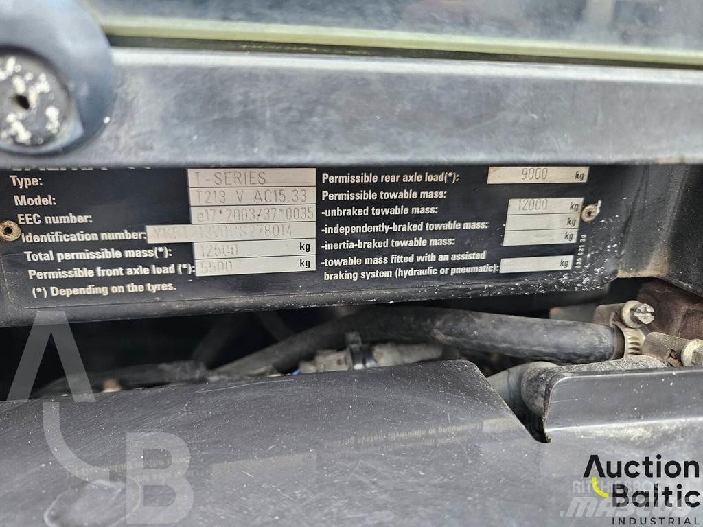 Valtra T213V Traktori