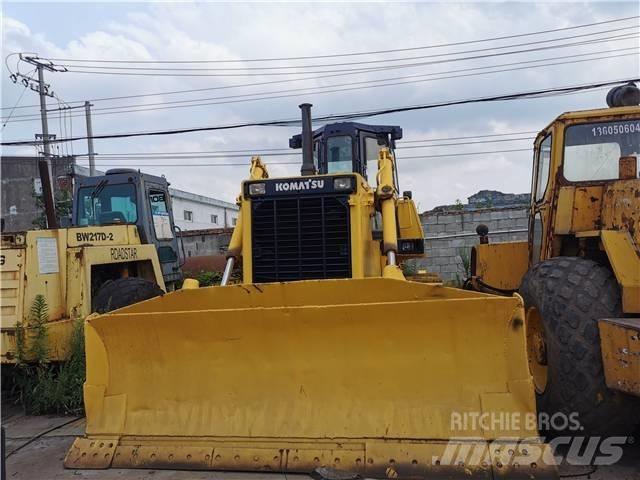 Komatsu D85-21 Buldožeri guseničari