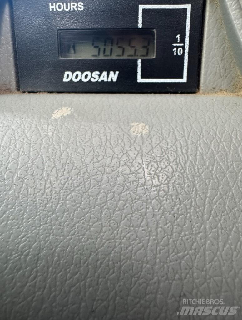 Doosan DX 140 W Bageri točkaši