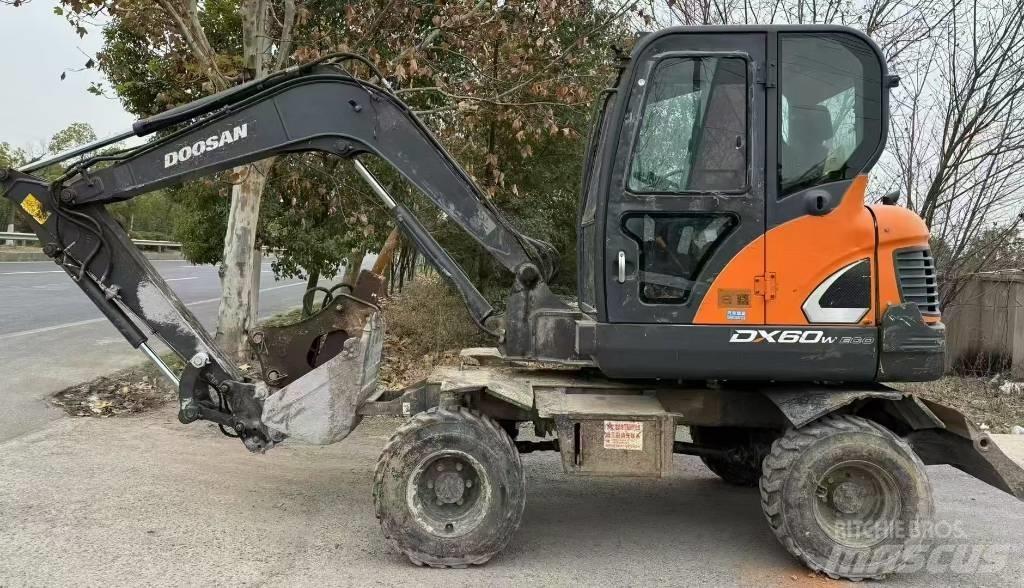 Doosan DX 60 Bageri točkaši