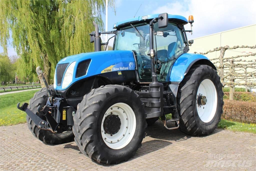 New Holland T7050 Traktori