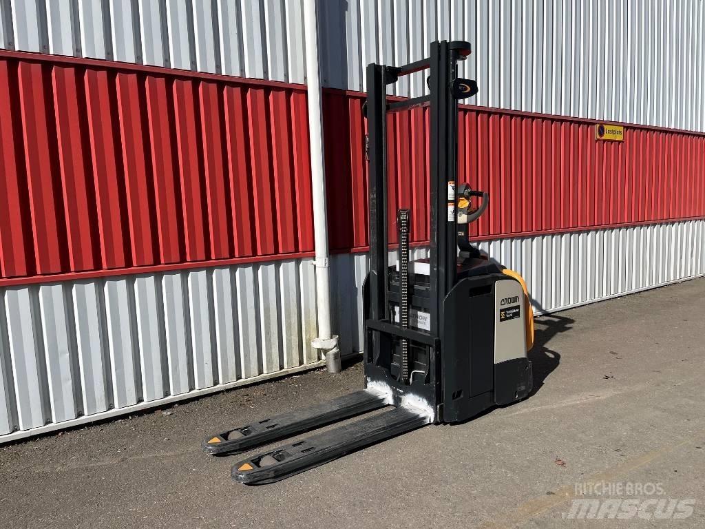 Crown ETi40001,2 Ručni električni viljuškar