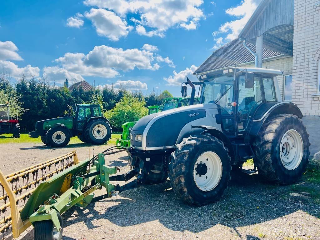 Valtra T 121 Traktori