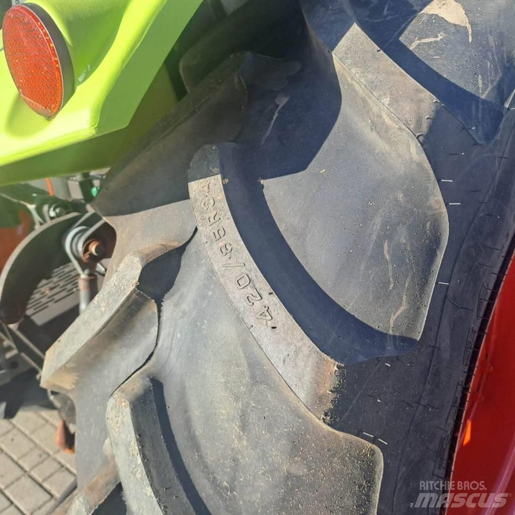 CLAAS Axos 330 Traktori