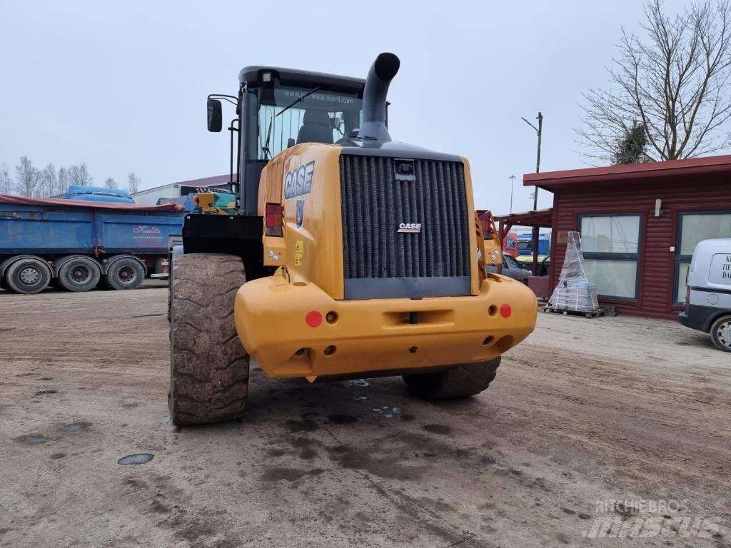 CASE 821 F Utovarivači na točkove
