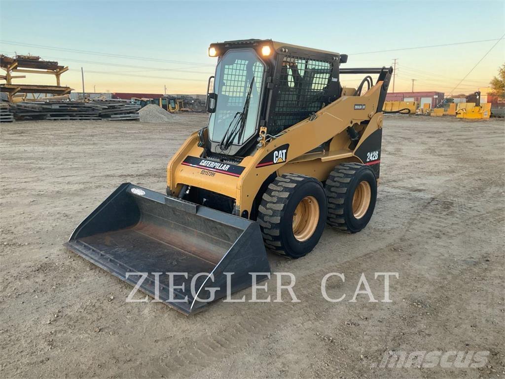 CAT 242B Skid steer mini utovarivači